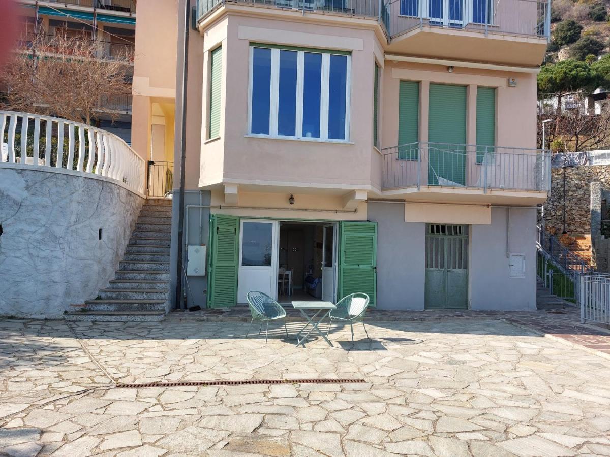 Ferienwohnung Una Finestra Sul Mare Monolocale Bergeggi Exterior foto